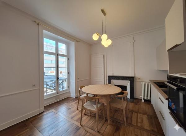 Appartement T3 à louer - 102 m² (réf : 406672)