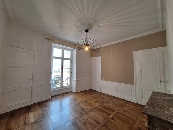Appartement T3 à louer - 102 m² (réf : 406672)