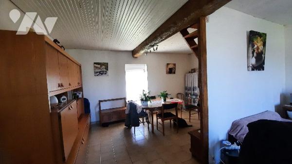 Neuvy Pailloux, proche gare, maison comprenant grand salon, 3 chambres, garage et terrain clos.