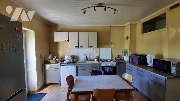 Neuvy Pailloux, proche gare, maison comprenant grand salon, 3 chambres, garage et terrain clos.