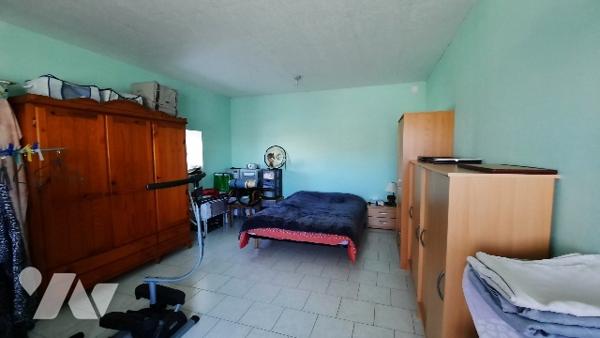 Neuvy Pailloux, proche gare, maison comprenant grand salon, 3 chambres, garage et terrain clos.