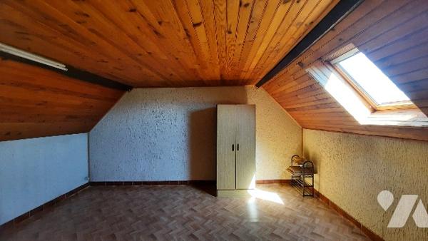 Neuvy Pailloux, proche gare, maison comprenant grand salon, 3 chambres, garage et terrain clos.