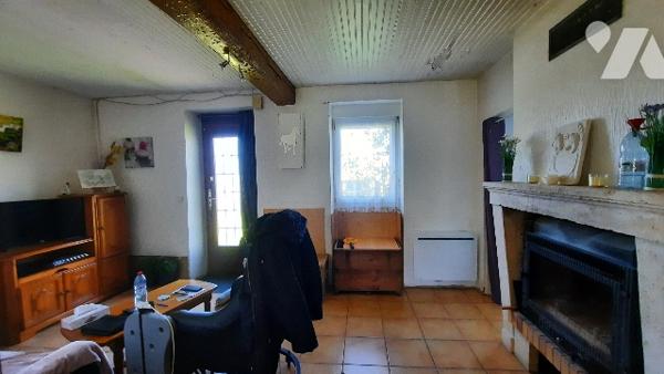 Neuvy Pailloux, proche gare, maison comprenant grand salon, 3 chambres, garage et terrain clos.