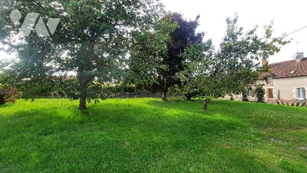 Neuvy Pailloux, proche gare, maison comprenant grand salon, 3 chambres, garage et terrain clos.