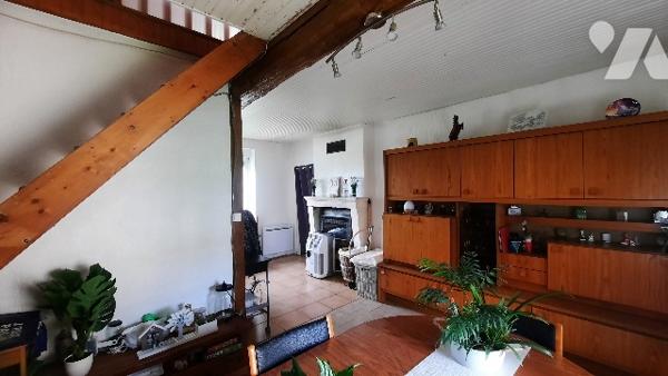 Neuvy Pailloux, proche gare, maison comprenant grand salon, 3 chambres, garage et terrain clos.