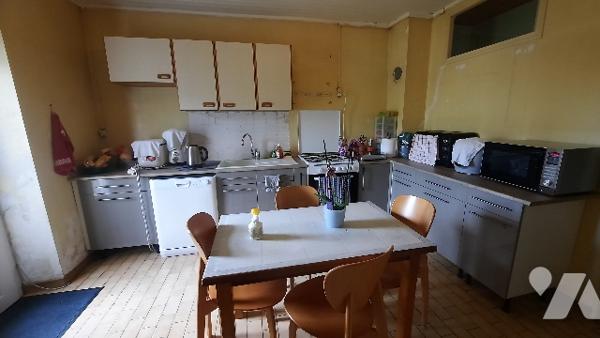 Neuvy Pailloux, proche gare, maison comprenant grand salon, 3 chambres, garage et terrain clos.