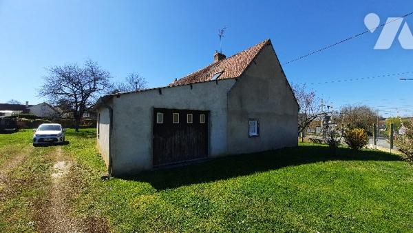 Neuvy Pailloux, proche gare, maison comprenant grand salon, 3 chambres, garage et terrain clos.