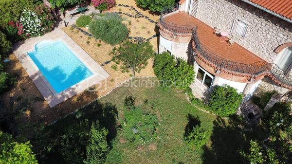 Maison de maître 4 faces avec jardin et vue Canigou dans Prades. sur une grande parcelle de 1750 m²

Cette maison de maître propose une belle pièce de vie traversante prolongée par un espace salon boudoir avec vue jardin, ainsi qu’une véranda permettant de profiter de la vue sur l’extérieur en toute saison.
Elle comprend cinq chambres, dont certaines avec accès direct à une terrasse exposée sud. Les sols en bois massif et les hauteurs sous plafond rappellent le charme et l’architecture d’origine.
Le chauffage est assuré par un poêle à bois et un système central avec radiateurs en fonte
 Une cave et un local chaufferie sont accessibles depuis la cuisine.

Implantée sur un terrain arboré de 1 760 m², sa piscine couverte (9x4 m) avec espace terrasse, barbecue complètent les extérieurs.

Une dépendance permet d’aménager une petite location ,un atelier, un bureau ou un espace d’appoint.

Le bien se situe dans un secteur résidentiel recherché de Prades, à proximité des commodités et des établissements scolaires, tout en restant au calme.