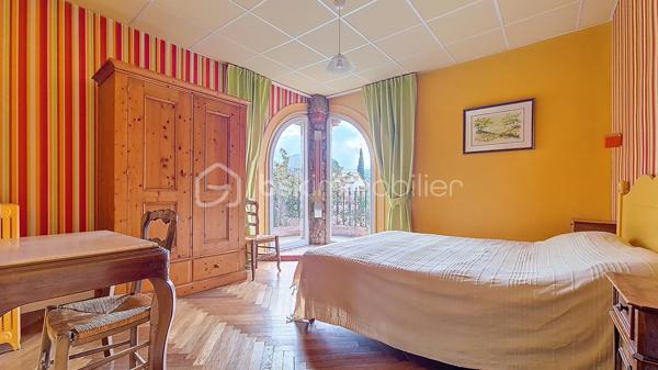 Maison de maître 4 faces avec jardin et vue Canigou dans Prades. sur une grande parcelle de 1750 m²

Cette maison de maître propose une belle pièce de vie traversante prolongée par un espace salon boudoir avec vue jardin, ainsi qu’une véranda permettant de profiter de la vue sur l’extérieur en toute saison.
Elle comprend cinq chambres, dont certaines avec accès direct à une terrasse exposée sud. Les sols en bois massif et les hauteurs sous plafond rappellent le charme et l’architecture d’origine.
Le chauffage est assuré par un poêle à bois et un système central avec radiateurs en fonte
 Une cave et un local chaufferie sont accessibles depuis la cuisine.

Implantée sur un terrain arboré de 1 760 m², sa piscine couverte (9x4 m) avec espace terrasse, barbecue complètent les extérieurs.

Une dépendance permet d’aménager une petite location ,un atelier, un bureau ou un espace d’appoint.

Le bien se situe dans un secteur résidentiel recherché de Prades, à proximité des commodités et des établissements scolaires, tout en restant au calme.