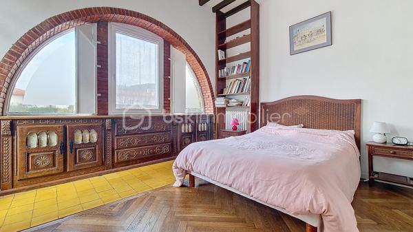 Maison de maître 4 faces avec jardin et vue Canigou dans Prades. sur une grande parcelle de 1750 m²

Cette maison de maître propose une belle pièce de vie traversante prolongée par un espace salon boudoir avec vue jardin, ainsi qu’une véranda permettant de profiter de la vue sur l’extérieur en toute saison.
Elle comprend cinq chambres, dont certaines avec accès direct à une terrasse exposée sud. Les sols en bois massif et les hauteurs sous plafond rappellent le charme et l’architecture d’origine.
Le chauffage est assuré par un poêle à bois et un système central avec radiateurs en fonte
 Une cave et un local chaufferie sont accessibles depuis la cuisine.

Implantée sur un terrain arboré de 1 760 m², sa piscine couverte (9x4 m) avec espace terrasse, barbecue complètent les extérieurs.

Une dépendance permet d’aménager une petite location ,un atelier, un bureau ou un espace d’appoint.

Le bien se situe dans un secteur résidentiel recherché de Prades, à proximité des commodités et des établissements scolaires, tout en restant au calme.