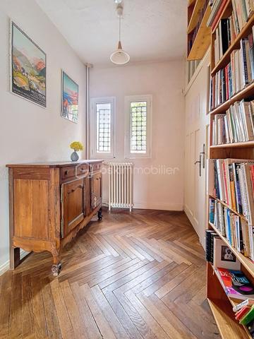 Maison de maître 4 faces avec jardin et vue Canigou dans Prades. sur une grande parcelle de 1750 m²

Cette maison de maître propose une belle pièce de vie traversante prolongée par un espace salon boudoir avec vue jardin, ainsi qu’une véranda permettant de profiter de la vue sur l’extérieur en toute saison.
Elle comprend cinq chambres, dont certaines avec accès direct à une terrasse exposée sud. Les sols en bois massif et les hauteurs sous plafond rappellent le charme et l’architecture d’origine.
Le chauffage est assuré par un poêle à bois et un système central avec radiateurs en fonte
 Une cave et un local chaufferie sont accessibles depuis la cuisine.

Implantée sur un terrain arboré de 1 760 m², sa piscine couverte (9x4 m) avec espace terrasse, barbecue complètent les extérieurs.

Une dépendance permet d’aménager une petite location ,un atelier, un bureau ou un espace d’appoint.

Le bien se situe dans un secteur résidentiel recherché de Prades, à proximité des commodités et des établissements scolaires, tout en restant au calme.