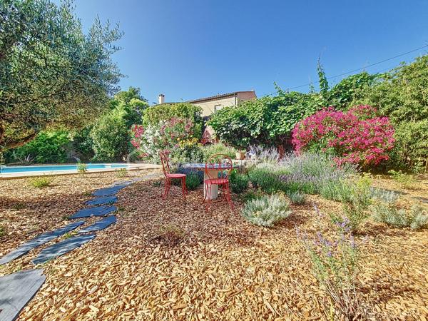 Maison de maître 4 faces avec jardin et vue Canigou dans Prades. sur une grande parcelle de 1750 m²

Cette maison de maître propose une belle pièce de vie traversante prolongée par un espace salon boudoir avec vue jardin, ainsi qu’une véranda permettant de profiter de la vue sur l’extérieur en toute saison.
Elle comprend cinq chambres, dont certaines avec accès direct à une terrasse exposée sud. Les sols en bois massif et les hauteurs sous plafond rappellent le charme et l’architecture d’origine.
Le chauffage est assuré par un poêle à bois et un système central avec radiateurs en fonte
 Une cave et un local chaufferie sont accessibles depuis la cuisine.

Implantée sur un terrain arboré de 1 760 m², sa piscine couverte (9x4 m) avec espace terrasse, barbecue complètent les extérieurs.

Une dépendance permet d’aménager une petite location ,un atelier, un bureau ou un espace d’appoint.

Le bien se situe dans un secteur résidentiel recherché de Prades, à proximité des commodités et des établissements scolaires, tout en restant au calme.