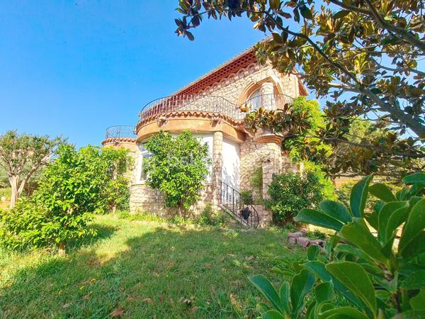 Maison de maître 4 faces avec jardin et vue Canigou dans Prades. sur une grande parcelle de 1750 m²

Cette maison de maître propose une belle pièce de vie traversante prolongée par un espace salon boudoir avec vue jardin, ainsi qu’une véranda permettant de profiter de la vue sur l’extérieur en toute saison.
Elle comprend cinq chambres, dont certaines avec accès direct à une terrasse exposée sud. Les sols en bois massif et les hauteurs sous plafond rappellent le charme et l’architecture d’origine.
Le chauffage est assuré par un poêle à bois et un système central avec radiateurs en fonte
 Une cave et un local chaufferie sont accessibles depuis la cuisine.

Implantée sur un terrain arboré de 1 760 m², sa piscine couverte (9x4 m) avec espace terrasse, barbecue complètent les extérieurs.

Une dépendance permet d’aménager une petite location ,un atelier, un bureau ou un espace d’appoint.

Le bien se situe dans un secteur résidentiel recherché de Prades, à proximité des commodités et des établissements scolaires, tout en restant au calme.