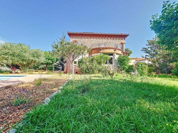 Maison de maître 4 faces avec jardin et vue Canigou dans Prades. sur une grande parcelle de 1750 m²

Cette maison de maître propose une belle pièce de vie traversante prolongée par un espace salon boudoir avec vue jardin, ainsi qu’une véranda permettant de profiter de la vue sur l’extérieur en toute saison.
Elle comprend cinq chambres, dont certaines avec accès direct à une terrasse exposée sud. Les sols en bois massif et les hauteurs sous plafond rappellent le charme et l’architecture d’origine.
Le chauffage est assuré par un poêle à bois et un système central avec radiateurs en fonte
 Une cave et un local chaufferie sont accessibles depuis la cuisine.

Implantée sur un terrain arboré de 1 760 m², sa piscine couverte (9x4 m) avec espace terrasse, barbecue complètent les extérieurs.

Une dépendance permet d’aménager une petite location ,un atelier, un bureau ou un espace d’appoint.

Le bien se situe dans un secteur résidentiel recherché de Prades, à proximité des commodités et des établissements scolaires, tout en restant au calme.