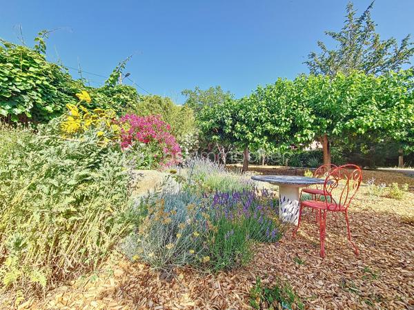 Maison de maître 4 faces avec jardin et vue Canigou dans Prades. sur une grande parcelle de 1750 m²

Cette maison de maître propose une belle pièce de vie traversante prolongée par un espace salon boudoir avec vue jardin, ainsi qu’une véranda permettant de profiter de la vue sur l’extérieur en toute saison.
Elle comprend cinq chambres, dont certaines avec accès direct à une terrasse exposée sud. Les sols en bois massif et les hauteurs sous plafond rappellent le charme et l’architecture d’origine.
Le chauffage est assuré par un poêle à bois et un système central avec radiateurs en fonte
 Une cave et un local chaufferie sont accessibles depuis la cuisine.

Implantée sur un terrain arboré de 1 760 m², sa piscine couverte (9x4 m) avec espace terrasse, barbecue complètent les extérieurs.

Une dépendance permet d’aménager une petite location ,un atelier, un bureau ou un espace d’appoint.

Le bien se situe dans un secteur résidentiel recherché de Prades, à proximité des commodités et des établissements scolaires, tout en restant au calme.