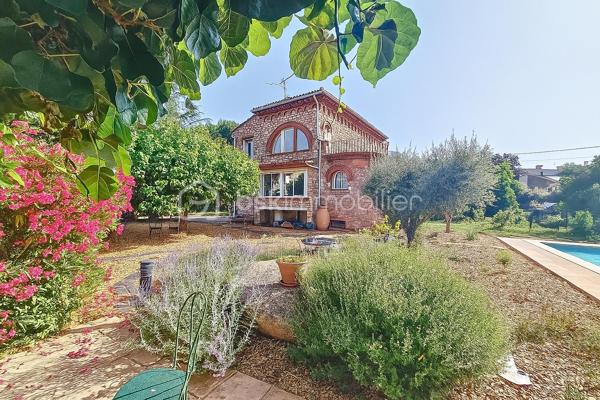 Maison de maître 4 faces avec jardin et vue Canigou dans Prades. sur une grande parcelle de 1750 m²

Cette maison de maître propose une belle pièce de vie traversante prolongée par un espace salon boudoir avec vue jardin, ainsi qu’une véranda permettant de profiter de la vue sur l’extérieur en toute saison.
Elle comprend cinq chambres, dont certaines avec accès direct à une terrasse exposée sud. Les sols en bois massif et les hauteurs sous plafond rappellent le charme et l’architecture d’origine.
Le chauffage est assuré par un poêle à bois et un système central avec radiateurs en fonte
 Une cave et un local chaufferie sont accessibles depuis la cuisine.

Implantée sur un terrain arboré de 1 760 m², sa piscine couverte (9x4 m) avec espace terrasse, barbecue complètent les extérieurs.

Une dépendance permet d’aménager une petite location ,un atelier, un bureau ou un espace d’appoint.

Le bien se situe dans un secteur résidentiel recherché de Prades, à proximité des commodités et des établissements scolaires, tout en restant au calme.