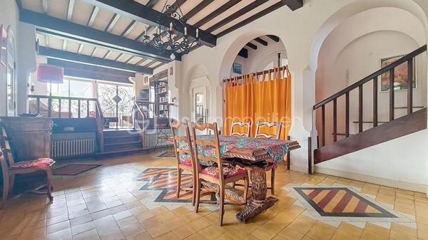 Maison de maître 4 faces avec jardin et vue Canigou dans Prades. sur une grande parcelle de 1750 m²

Cette maison de maître propose une belle pièce de vie traversante prolongée par un espace salon boudoir avec vue jardin, ainsi qu’une véranda permettant de profiter de la vue sur l’extérieur en toute saison.
Elle comprend cinq chambres, dont certaines avec accès direct à une terrasse exposée sud. Les sols en bois massif et les hauteurs sous plafond rappellent le charme et l’architecture d’origine.
Le chauffage est assuré par un poêle à bois et un système central avec radiateurs en fonte
 Une cave et un local chaufferie sont accessibles depuis la cuisine.

Implantée sur un terrain arboré de 1 760 m², sa piscine couverte (9x4 m) avec espace terrasse, barbecue complètent les extérieurs.

Une dépendance permet d’aménager une petite location ,un atelier, un bureau ou un espace d’appoint.

Le bien se situe dans un secteur résidentiel recherché de Prades, à proximité des commodités et des établissements scolaires, tout en restant au calme.