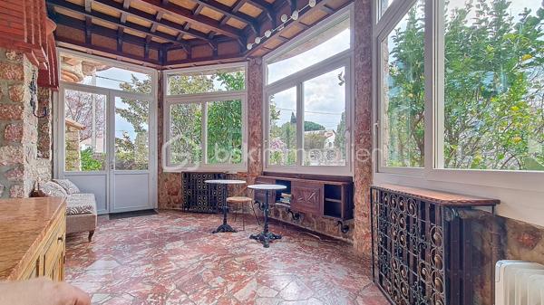 Maison de maître 4 faces avec jardin et vue Canigou dans Prades. sur une grande parcelle de 1750 m²

Cette maison de maître propose une belle pièce de vie traversante prolongée par un espace salon boudoir avec vue jardin, ainsi qu’une véranda permettant de profiter de la vue sur l’extérieur en toute saison.
Elle comprend cinq chambres, dont certaines avec accès direct à une terrasse exposée sud. Les sols en bois massif et les hauteurs sous plafond rappellent le charme et l’architecture d’origine.
Le chauffage est assuré par un poêle à bois et un système central avec radiateurs en fonte
 Une cave et un local chaufferie sont accessibles depuis la cuisine.

Implantée sur un terrain arboré de 1 760 m², sa piscine couverte (9x4 m) avec espace terrasse, barbecue complètent les extérieurs.

Une dépendance permet d’aménager une petite location ,un atelier, un bureau ou un espace d’appoint.

Le bien se situe dans un secteur résidentiel recherché de Prades, à proximité des commodités et des établissements scolaires, tout en restant au calme.