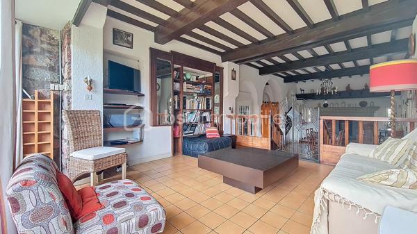 Maison de maître 4 faces avec jardin et vue Canigou dans Prades. sur une grande parcelle de 1750 m²

Cette maison de maître propose une belle pièce de vie traversante prolongée par un espace salon boudoir avec vue jardin, ainsi qu’une véranda permettant de profiter de la vue sur l’extérieur en toute saison.
Elle comprend cinq chambres, dont certaines avec accès direct à une terrasse exposée sud. Les sols en bois massif et les hauteurs sous plafond rappellent le charme et l’architecture d’origine.
Le chauffage est assuré par un poêle à bois et un système central avec radiateurs en fonte
 Une cave et un local chaufferie sont accessibles depuis la cuisine.

Implantée sur un terrain arboré de 1 760 m², sa piscine couverte (9x4 m) avec espace terrasse, barbecue complètent les extérieurs.

Une dépendance permet d’aménager une petite location ,un atelier, un bureau ou un espace d’appoint.

Le bien se situe dans un secteur résidentiel recherché de Prades, à proximité des commodités et des établissements scolaires, tout en restant au calme.