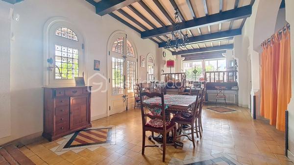 Maison de maître 4 faces avec jardin et vue Canigou dans Prades. sur une grande parcelle de 1750 m²

Cette maison de maître propose une belle pièce de vie traversante prolongée par un espace salon boudoir avec vue jardin, ainsi qu’une véranda permettant de profiter de la vue sur l’extérieur en toute saison.
Elle comprend cinq chambres, dont certaines avec accès direct à une terrasse exposée sud. Les sols en bois massif et les hauteurs sous plafond rappellent le charme et l’architecture d’origine.
Le chauffage est assuré par un poêle à bois et un système central avec radiateurs en fonte
 Une cave et un local chaufferie sont accessibles depuis la cuisine.

Implantée sur un terrain arboré de 1 760 m², sa piscine couverte (9x4 m) avec espace terrasse, barbecue complètent les extérieurs.

Une dépendance permet d’aménager une petite location ,un atelier, un bureau ou un espace d’appoint.

Le bien se situe dans un secteur résidentiel recherché de Prades, à proximité des commodités et des établissements scolaires, tout en restant au calme.