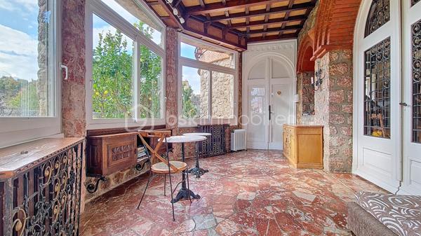 Maison de maître 4 faces avec jardin et vue Canigou dans Prades. sur une grande parcelle de 1750 m²

Cette maison de maître propose une belle pièce de vie traversante prolongée par un espace salon boudoir avec vue jardin, ainsi qu’une véranda permettant de profiter de la vue sur l’extérieur en toute saison.
Elle comprend cinq chambres, dont certaines avec accès direct à une terrasse exposée sud. Les sols en bois massif et les hauteurs sous plafond rappellent le charme et l’architecture d’origine.
Le chauffage est assuré par un poêle à bois et un système central avec radiateurs en fonte
 Une cave et un local chaufferie sont accessibles depuis la cuisine.

Implantée sur un terrain arboré de 1 760 m², sa piscine couverte (9x4 m) avec espace terrasse, barbecue complètent les extérieurs.

Une dépendance permet d’aménager une petite location ,un atelier, un bureau ou un espace d’appoint.

Le bien se situe dans un secteur résidentiel recherché de Prades, à proximité des commodités et des établissements scolaires, tout en restant au calme.