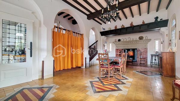 Maison de maître 4 faces avec jardin et vue Canigou dans Prades. sur une grande parcelle de 1750 m²

Cette maison de maître propose une belle pièce de vie traversante prolongée par un espace salon boudoir avec vue jardin, ainsi qu’une véranda permettant de profiter de la vue sur l’extérieur en toute saison.
Elle comprend cinq chambres, dont certaines avec accès direct à une terrasse exposée sud. Les sols en bois massif et les hauteurs sous plafond rappellent le charme et l’architecture d’origine.
Le chauffage est assuré par un poêle à bois et un système central avec radiateurs en fonte
 Une cave et un local chaufferie sont accessibles depuis la cuisine.

Implantée sur un terrain arboré de 1 760 m², sa piscine couverte (9x4 m) avec espace terrasse, barbecue complètent les extérieurs.

Une dépendance permet d’aménager une petite location ,un atelier, un bureau ou un espace d’appoint.

Le bien se situe dans un secteur résidentiel recherché de Prades, à proximité des commodités et des établissements scolaires, tout en restant au calme.