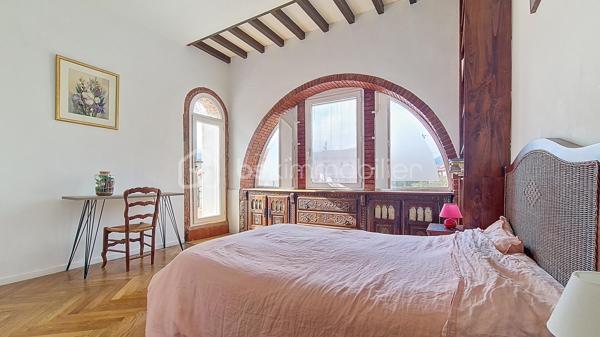 Maison de maître 4 faces avec jardin et vue Canigou dans Prades. sur une grande parcelle de 1750 m²

Cette maison de maître propose une belle pièce de vie traversante prolongée par un espace salon boudoir avec vue jardin, ainsi qu’une véranda permettant de profiter de la vue sur l’extérieur en toute saison.
Elle comprend cinq chambres, dont certaines avec accès direct à une terrasse exposée sud. Les sols en bois massif et les hauteurs sous plafond rappellent le charme et l’architecture d’origine.
Le chauffage est assuré par un poêle à bois et un système central avec radiateurs en fonte
 Une cave et un local chaufferie sont accessibles depuis la cuisine.

Implantée sur un terrain arboré de 1 760 m², sa piscine couverte (9x4 m) avec espace terrasse, barbecue complètent les extérieurs.

Une dépendance permet d’aménager une petite location ,un atelier, un bureau ou un espace d’appoint.

Le bien se situe dans un secteur résidentiel recherché de Prades, à proximité des commodités et des établissements scolaires, tout en restant au calme.