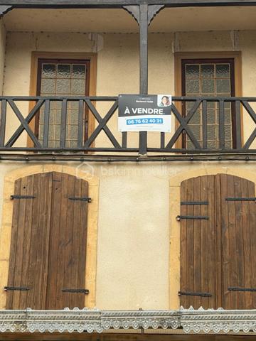 Bienvenue dans le Gers.

Venez découvrir cette belle maison de village du 19 ème siècle d'une surface totale de 250m2 dont 115,5 m2 de surface chauffée.

Le rez-de-chaussée vous propose un commerce d'une belle surface de 45m2 avec un bureau et une cuisine d'été à rafraîchir.

Le premier étage dispose d'une terrasse ainsi qu'une grande pièce au fort potentiel qui vous permettra de créer soit un salon ou une  suite parentale.
Une salle à manger et une chambre complètent cette étage.

Le deuxième et dernier étage propose une pièce pouvant être aménagée en dressing ou chambre, vous disposerez d'une salle de bain à rafraîchir ainsi qu'une grande chambre avec balcon offrant une belle vue.

Un grand garage de plus de 30 m2 s'ajoute à cette ensemble.

Le potentiel révélé ne vous laissera pas insensible, des travaux sont à prévoir qui vous permettront de retrouver tout le charme d'antan.

La toiture est en bon état, l'électricité a été entièrement refaite.

Opportunité à saisir !!!

je suis à votre entière disposition pour plus de renseignements pour cette opportunité se trouvant dans un village qui offre divers commerces et aussi un pôle médical.

A 30 minutes de TARBES, 12 minutes de MIRANDE et 30 minutes de AUCH.