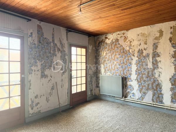 Bienvenue dans le Gers.

Venez découvrir cette belle maison de village du 19 ème siècle d'une surface totale de 250m2 dont 115,5 m2 de surface chauffée.

Le rez-de-chaussée vous propose un commerce d'une belle surface de 45m2 avec un bureau et une cuisine d'été à rafraîchir.

Le premier étage dispose d'une terrasse ainsi qu'une grande pièce au fort potentiel qui vous permettra de créer soit un salon ou une  suite parentale.
Une salle à manger et une chambre complètent cette étage.

Le deuxième et dernier étage propose une pièce pouvant être aménagée en dressing ou chambre, vous disposerez d'une salle de bain à rafraîchir ainsi qu'une grande chambre avec balcon offrant une belle vue.

Un grand garage de plus de 30 m2 s'ajoute à cette ensemble.

Le potentiel révélé ne vous laissera pas insensible, des travaux sont à prévoir qui vous permettront de retrouver tout le charme d'antan.

La toiture est en bon état, l'électricité a été entièrement refaite.

Opportunité à saisir !!!

je suis à votre entière disposition pour plus de renseignements pour cette opportunité se trouvant dans un village qui offre divers commerces et aussi un pôle médical.

A 30 minutes de TARBES, 12 minutes de MIRANDE et 30 minutes de AUCH.