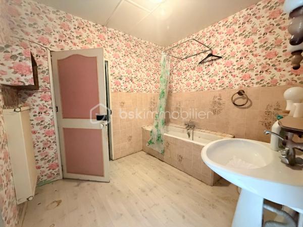 Bienvenue dans le Gers.

Venez découvrir cette belle maison de village du 19 ème siècle d'une surface totale de 250m2 dont 115,5 m2 de surface chauffée.

Le rez-de-chaussée vous propose un commerce d'une belle surface de 45m2 avec un bureau et une cuisine d'été à rafraîchir.

Le premier étage dispose d'une terrasse ainsi qu'une grande pièce au fort potentiel qui vous permettra de créer soit un salon ou une  suite parentale.
Une salle à manger et une chambre complètent cette étage.

Le deuxième et dernier étage propose une pièce pouvant être aménagée en dressing ou chambre, vous disposerez d'une salle de bain à rafraîchir ainsi qu'une grande chambre avec balcon offrant une belle vue.

Un grand garage de plus de 30 m2 s'ajoute à cette ensemble.

Le potentiel révélé ne vous laissera pas insensible, des travaux sont à prévoir qui vous permettront de retrouver tout le charme d'antan.

La toiture est en bon état, l'électricité a été entièrement refaite.

Opportunité à saisir !!!

je suis à votre entière disposition pour plus de renseignements pour cette opportunité se trouvant dans un village qui offre divers commerces et aussi un pôle médical.

A 30 minutes de TARBES, 12 minutes de MIRANDE et 30 minutes de AUCH.