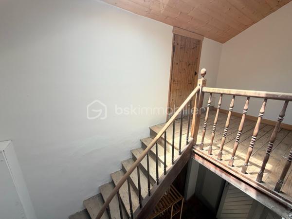 Bienvenue dans le Gers.

Venez découvrir cette belle maison de village du 19 ème siècle d'une surface totale de 250m2 dont 115,5 m2 de surface chauffée.

Le rez-de-chaussée vous propose un commerce d'une belle surface de 45m2 avec un bureau et une cuisine d'été à rafraîchir.

Le premier étage dispose d'une terrasse ainsi qu'une grande pièce au fort potentiel qui vous permettra de créer soit un salon ou une  suite parentale.
Une salle à manger et une chambre complètent cette étage.

Le deuxième et dernier étage propose une pièce pouvant être aménagée en dressing ou chambre, vous disposerez d'une salle de bain à rafraîchir ainsi qu'une grande chambre avec balcon offrant une belle vue.

Un grand garage de plus de 30 m2 s'ajoute à cette ensemble.

Le potentiel révélé ne vous laissera pas insensible, des travaux sont à prévoir qui vous permettront de retrouver tout le charme d'antan.

La toiture est en bon état, l'électricité a été entièrement refaite.

Opportunité à saisir !!!

je suis à votre entière disposition pour plus de renseignements pour cette opportunité se trouvant dans un village qui offre divers commerces et aussi un pôle médical.

A 30 minutes de TARBES, 12 minutes de MIRANDE et 30 minutes de AUCH.