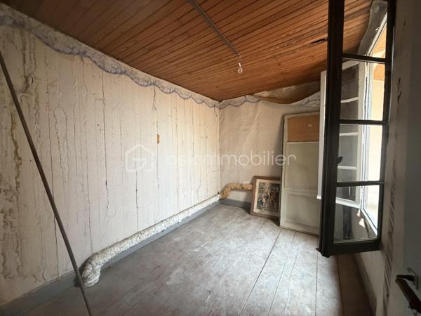 Bienvenue dans le Gers.

Venez découvrir cette belle maison de village du 19 ème siècle d'une surface totale de 250m2 dont 115,5 m2 de surface chauffée.

Le rez-de-chaussée vous propose un commerce d'une belle surface de 45m2 avec un bureau et une cuisine d'été à rafraîchir.

Le premier étage dispose d'une terrasse ainsi qu'une grande pièce au fort potentiel qui vous permettra de créer soit un salon ou une  suite parentale.
Une salle à manger et une chambre complètent cette étage.

Le deuxième et dernier étage propose une pièce pouvant être aménagée en dressing ou chambre, vous disposerez d'une salle de bain à rafraîchir ainsi qu'une grande chambre avec balcon offrant une belle vue.

Un grand garage de plus de 30 m2 s'ajoute à cette ensemble.

Le potentiel révélé ne vous laissera pas insensible, des travaux sont à prévoir qui vous permettront de retrouver tout le charme d'antan.

La toiture est en bon état, l'électricité a été entièrement refaite.

Opportunité à saisir !!!

je suis à votre entière disposition pour plus de renseignements pour cette opportunité se trouvant dans un village qui offre divers commerces et aussi un pôle médical.

A 30 minutes de TARBES, 12 minutes de MIRANDE et 30 minutes de AUCH.