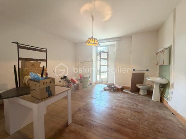 Bienvenue dans le Gers.

Venez découvrir cette belle maison de village du 19 ème siècle d'une surface totale de 250m2 dont 115,5 m2 de surface chauffée.

Le rez-de-chaussée vous propose un commerce d'une belle surface de 45m2 avec un bureau et une cuisine d'été à rafraîchir.

Le premier étage dispose d'une terrasse ainsi qu'une grande pièce au fort potentiel qui vous permettra de créer soit un salon ou une  suite parentale.
Une salle à manger et une chambre complètent cette étage.

Le deuxième et dernier étage propose une pièce pouvant être aménagée en dressing ou chambre, vous disposerez d'une salle de bain à rafraîchir ainsi qu'une grande chambre avec balcon offrant une belle vue.

Un grand garage de plus de 30 m2 s'ajoute à cette ensemble.

Le potentiel révélé ne vous laissera pas insensible, des travaux sont à prévoir qui vous permettront de retrouver tout le charme d'antan.

La toiture est en bon état, l'électricité a été entièrement refaite.

Opportunité à saisir !!!

je suis à votre entière disposition pour plus de renseignements pour cette opportunité se trouvant dans un village qui offre divers commerces et aussi un pôle médical.

A 30 minutes de TARBES, 12 minutes de MIRANDE et 30 minutes de AUCH.