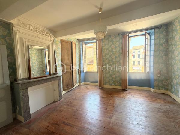 Bienvenue dans le Gers.

Venez découvrir cette belle maison de village du 19 ème siècle d'une surface totale de 250m2 dont 115,5 m2 de surface chauffée.

Le rez-de-chaussée vous propose un commerce d'une belle surface de 45m2 avec un bureau et une cuisine d'été à rafraîchir.

Le premier étage dispose d'une terrasse ainsi qu'une grande pièce au fort potentiel qui vous permettra de créer soit un salon ou une  suite parentale.
Une salle à manger et une chambre complètent cette étage.

Le deuxième et dernier étage propose une pièce pouvant être aménagée en dressing ou chambre, vous disposerez d'une salle de bain à rafraîchir ainsi qu'une grande chambre avec balcon offrant une belle vue.

Un grand garage de plus de 30 m2 s'ajoute à cette ensemble.

Le potentiel révélé ne vous laissera pas insensible, des travaux sont à prévoir qui vous permettront de retrouver tout le charme d'antan.

La toiture est en bon état, l'électricité a été entièrement refaite.

Opportunité à saisir !!!

je suis à votre entière disposition pour plus de renseignements pour cette opportunité se trouvant dans un village qui offre divers commerces et aussi un pôle médical.

A 30 minutes de TARBES, 12 minutes de MIRANDE et 30 minutes de AUCH.