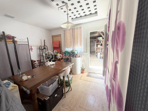Bienvenue dans le Gers.

Venez découvrir cette belle maison de village du 19 ème siècle d'une surface totale de 250m2 dont 115,5 m2 de surface chauffée.

Le rez-de-chaussée vous propose un commerce d'une belle surface de 45m2 avec un bureau et une cuisine d'été à rafraîchir.

Le premier étage dispose d'une terrasse ainsi qu'une grande pièce au fort potentiel qui vous permettra de créer soit un salon ou une  suite parentale.
Une salle à manger et une chambre complètent cette étage.

Le deuxième et dernier étage propose une pièce pouvant être aménagée en dressing ou chambre, vous disposerez d'une salle de bain à rafraîchir ainsi qu'une grande chambre avec balcon offrant une belle vue.

Un grand garage de plus de 30 m2 s'ajoute à cette ensemble.

Le potentiel révélé ne vous laissera pas insensible, des travaux sont à prévoir qui vous permettront de retrouver tout le charme d'antan.

La toiture est en bon état, l'électricité a été entièrement refaite.

Opportunité à saisir !!!

je suis à votre entière disposition pour plus de renseignements pour cette opportunité se trouvant dans un village qui offre divers commerces et aussi un pôle médical.

A 30 minutes de TARBES, 12 minutes de MIRANDE et 30 minutes de AUCH.