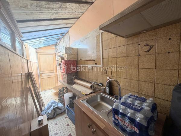 Bienvenue dans le Gers.

Venez découvrir cette belle maison de village du 19 ème siècle d'une surface totale de 250m2 dont 115,5 m2 de surface chauffée.

Le rez-de-chaussée vous propose un commerce d'une belle surface de 45m2 avec un bureau et une cuisine d'été à rafraîchir.

Le premier étage dispose d'une terrasse ainsi qu'une grande pièce au fort potentiel qui vous permettra de créer soit un salon ou une  suite parentale.
Une salle à manger et une chambre complètent cette étage.

Le deuxième et dernier étage propose une pièce pouvant être aménagée en dressing ou chambre, vous disposerez d'une salle de bain à rafraîchir ainsi qu'une grande chambre avec balcon offrant une belle vue.

Un grand garage de plus de 30 m2 s'ajoute à cette ensemble.

Le potentiel révélé ne vous laissera pas insensible, des travaux sont à prévoir qui vous permettront de retrouver tout le charme d'antan.

La toiture est en bon état, l'électricité a été entièrement refaite.

Opportunité à saisir !!!

je suis à votre entière disposition pour plus de renseignements pour cette opportunité se trouvant dans un village qui offre divers commerces et aussi un pôle médical.

A 30 minutes de TARBES, 12 minutes de MIRANDE et 30 minutes de AUCH.