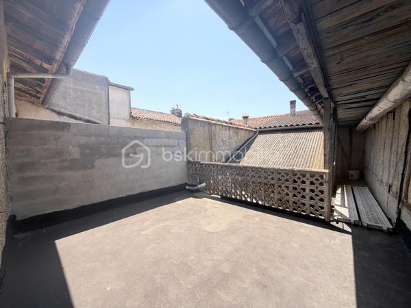 Bienvenue dans le Gers.

Venez découvrir cette belle maison de village du 19 ème siècle d'une surface totale de 250m2 dont 115,5 m2 de surface chauffée.

Le rez-de-chaussée vous propose un commerce d'une belle surface de 45m2 avec un bureau et une cuisine d'été à rafraîchir.

Le premier étage dispose d'une terrasse ainsi qu'une grande pièce au fort potentiel qui vous permettra de créer soit un salon ou une  suite parentale.
Une salle à manger et une chambre complètent cette étage.

Le deuxième et dernier étage propose une pièce pouvant être aménagée en dressing ou chambre, vous disposerez d'une salle de bain à rafraîchir ainsi qu'une grande chambre avec balcon offrant une belle vue.

Un grand garage de plus de 30 m2 s'ajoute à cette ensemble.

Le potentiel révélé ne vous laissera pas insensible, des travaux sont à prévoir qui vous permettront de retrouver tout le charme d'antan.

La toiture est en bon état, l'électricité a été entièrement refaite.

Opportunité à saisir !!!

je suis à votre entière disposition pour plus de renseignements pour cette opportunité se trouvant dans un village qui offre divers commerces et aussi un pôle médical.

A 30 minutes de TARBES, 12 minutes de MIRANDE et 30 minutes de AUCH.