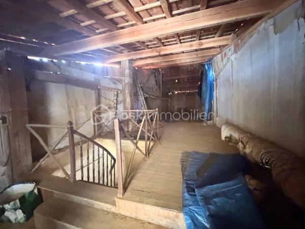 Bienvenue dans le Gers.

Venez découvrir cette belle maison de village du 19 ème siècle d'une surface totale de 250m2 dont 115,5 m2 de surface chauffée.

Le rez-de-chaussée vous propose un commerce d'une belle surface de 45m2 avec un bureau et une cuisine d'été à rafraîchir.

Le premier étage dispose d'une terrasse ainsi qu'une grande pièce au fort potentiel qui vous permettra de créer soit un salon ou une  suite parentale.
Une salle à manger et une chambre complètent cette étage.

Le deuxième et dernier étage propose une pièce pouvant être aménagée en dressing ou chambre, vous disposerez d'une salle de bain à rafraîchir ainsi qu'une grande chambre avec balcon offrant une belle vue.

Un grand garage de plus de 30 m2 s'ajoute à cette ensemble.

Le potentiel révélé ne vous laissera pas insensible, des travaux sont à prévoir qui vous permettront de retrouver tout le charme d'antan.

La toiture est en bon état, l'électricité a été entièrement refaite.

Opportunité à saisir !!!

je suis à votre entière disposition pour plus de renseignements pour cette opportunité se trouvant dans un village qui offre divers commerces et aussi un pôle médical.

A 30 minutes de TARBES, 12 minutes de MIRANDE et 30 minutes de AUCH.
