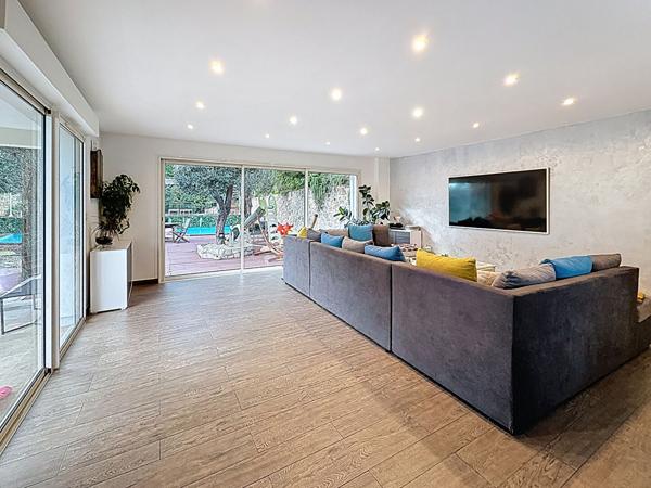 Grasse Vue dégagée, calme absolu Propriété de standing avec dépendance