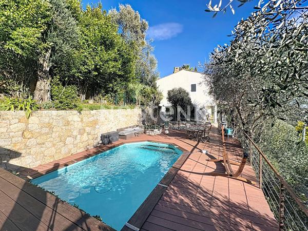 Grasse Vue dégagée, calme absolu Propriété de standing avec dépendance