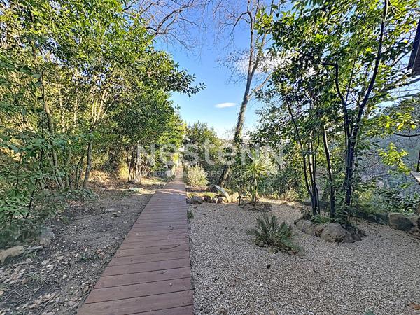 Grasse Vue dégagée, calme absolu Propriété de standing avec dépendance