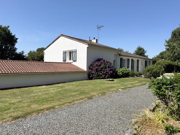 Le Girouard (85150) Maison 3 chambres de 137 m2 habitables sur 5520 m2 de terrain