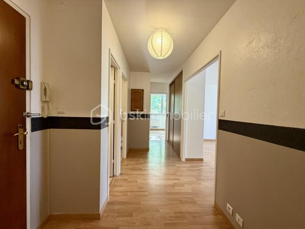 Un appartement fonctionnel offrant de beaux volumes, de nombreux rangements et un cadre de vie pratique au quotidien.

Situé au 2ᵉ étage avec ascenseur d’une résidence entretenue datant de 1973, cet appartement T3 de 67,36 m² bénéficie d’une situation pratique, à proximité du Super U Corgnac, du Parc des Sports, des commerces, des établissements scolaires et des transports en commun.

La résidence dispose d’un gardien, contribuant au bon entretien des parties communes et au confort des occupants.

L’appartement se distingue par une distribution agréable, une belle luminosité et des prestations recherchées.
Il se compose de :

- Une entrée avec accès à une buanderie indépendante
- Un WC séparé
- Une salle d’eau
- Un dégagement avec de grands placards offrant une belle capacité de rangement
- Une pièce de vie lumineuse ouvrant sur un balcon avec vue dégagée
- Une cuisine indépendante aménagée et équipée
- Deux chambres avec placards intégrés


Les atouts du bien :

✓ Appartement lumineux avec balcon
✓ Vue dégagée
✓ Résidence avec ascenseur et gardien
✓ Cave privative
✓ Double vitrage
✓ DPE classé C
✓ Chauffage collectif au gaz
✓ Nombreux rangements
✓ Charges maîtrisées
✓ Proximité des commerces, écoles et transports


Grâce à son agencement fonctionnel, ses équipements et son bon niveau de confort, cet appartement représente une opportunité intéressante aussi bien pour une résidence principale que pour un investissement locatif.

Un bien à découvrir pour apprécier ses volumes, sa luminosité et les nombreux avantages qu’il propose au quotidien.