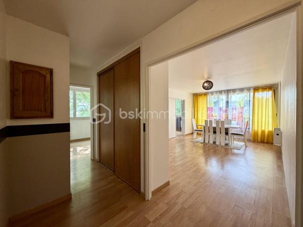 Un appartement fonctionnel offrant de beaux volumes, de nombreux rangements et un cadre de vie pratique au quotidien.

Situé au 2ᵉ étage avec ascenseur d’une résidence entretenue datant de 1973, cet appartement T3 de 67,36 m² bénéficie d’une situation pratique, à proximité du Super U Corgnac, du Parc des Sports, des commerces, des établissements scolaires et des transports en commun.

La résidence dispose d’un gardien, contribuant au bon entretien des parties communes et au confort des occupants.

L’appartement se distingue par une distribution agréable, une belle luminosité et des prestations recherchées.
Il se compose de :

- Une entrée avec accès à une buanderie indépendante
- Un WC séparé
- Une salle d’eau
- Un dégagement avec de grands placards offrant une belle capacité de rangement
- Une pièce de vie lumineuse ouvrant sur un balcon avec vue dégagée
- Une cuisine indépendante aménagée et équipée
- Deux chambres avec placards intégrés


Les atouts du bien :

✓ Appartement lumineux avec balcon
✓ Vue dégagée
✓ Résidence avec ascenseur et gardien
✓ Cave privative
✓ Double vitrage
✓ DPE classé C
✓ Chauffage collectif au gaz
✓ Nombreux rangements
✓ Charges maîtrisées
✓ Proximité des commerces, écoles et transports


Grâce à son agencement fonctionnel, ses équipements et son bon niveau de confort, cet appartement représente une opportunité intéressante aussi bien pour une résidence principale que pour un investissement locatif.

Un bien à découvrir pour apprécier ses volumes, sa luminosité et les nombreux avantages qu’il propose au quotidien.