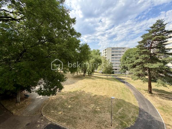 Un appartement fonctionnel offrant de beaux volumes, de nombreux rangements et un cadre de vie pratique au quotidien.

Situé au 2ᵉ étage avec ascenseur d’une résidence entretenue datant de 1973, cet appartement T3 de 67,36 m² bénéficie d’une situation pratique, à proximité du Super U Corgnac, du Parc des Sports, des commerces, des établissements scolaires et des transports en commun.

La résidence dispose d’un gardien, contribuant au bon entretien des parties communes et au confort des occupants.

L’appartement se distingue par une distribution agréable, une belle luminosité et des prestations recherchées.
Il se compose de :

- Une entrée avec accès à une buanderie indépendante
- Un WC séparé
- Une salle d’eau
- Un dégagement avec de grands placards offrant une belle capacité de rangement
- Une pièce de vie lumineuse ouvrant sur un balcon avec vue dégagée
- Une cuisine indépendante aménagée et équipée
- Deux chambres avec placards intégrés


Les atouts du bien :

✓ Appartement lumineux avec balcon
✓ Vue dégagée
✓ Résidence avec ascenseur et gardien
✓ Cave privative
✓ Double vitrage
✓ DPE classé C
✓ Chauffage collectif au gaz
✓ Nombreux rangements
✓ Charges maîtrisées
✓ Proximité des commerces, écoles et transports


Grâce à son agencement fonctionnel, ses équipements et son bon niveau de confort, cet appartement représente une opportunité intéressante aussi bien pour une résidence principale que pour un investissement locatif.

Un bien à découvrir pour apprécier ses volumes, sa luminosité et les nombreux avantages qu’il propose au quotidien.