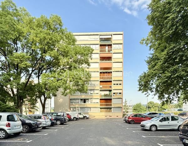 Un appartement fonctionnel offrant de beaux volumes, de nombreux rangements et un cadre de vie pratique au quotidien.

Situé au 2ᵉ étage avec ascenseur d’une résidence entretenue datant de 1973, cet appartement T3 de 67,36 m² bénéficie d’une situation pratique, à proximité du Super U Corgnac, du Parc des Sports, des commerces, des établissements scolaires et des transports en commun.

La résidence dispose d’un gardien, contribuant au bon entretien des parties communes et au confort des occupants.

L’appartement se distingue par une distribution agréable, une belle luminosité et des prestations recherchées.
Il se compose de :

- Une entrée avec accès à une buanderie indépendante
- Un WC séparé
- Une salle d’eau
- Un dégagement avec de grands placards offrant une belle capacité de rangement
- Une pièce de vie lumineuse ouvrant sur un balcon avec vue dégagée
- Une cuisine indépendante aménagée et équipée
- Deux chambres avec placards intégrés


Les atouts du bien :

✓ Appartement lumineux avec balcon
✓ Vue dégagée
✓ Résidence avec ascenseur et gardien
✓ Cave privative
✓ Double vitrage
✓ DPE classé C
✓ Chauffage collectif au gaz
✓ Nombreux rangements
✓ Charges maîtrisées
✓ Proximité des commerces, écoles et transports


Grâce à son agencement fonctionnel, ses équipements et son bon niveau de confort, cet appartement représente une opportunité intéressante aussi bien pour une résidence principale que pour un investissement locatif.

Un bien à découvrir pour apprécier ses volumes, sa luminosité et les nombreux avantages qu’il propose au quotidien.