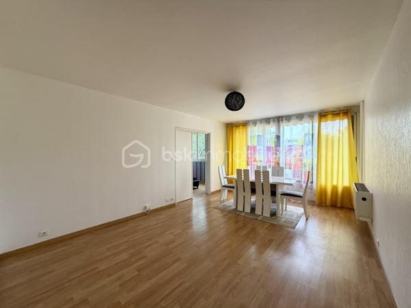 Un appartement fonctionnel offrant de beaux volumes, de nombreux rangements et un cadre de vie pratique au quotidien.

Situé au 2ᵉ étage avec ascenseur d’une résidence entretenue datant de 1973, cet appartement T3 de 67,36 m² bénéficie d’une situation pratique, à proximité du Super U Corgnac, du Parc des Sports, des commerces, des établissements scolaires et des transports en commun.

La résidence dispose d’un gardien, contribuant au bon entretien des parties communes et au confort des occupants.

L’appartement se distingue par une distribution agréable, une belle luminosité et des prestations recherchées.
Il se compose de :

- Une entrée avec accès à une buanderie indépendante
- Un WC séparé
- Une salle d’eau
- Un dégagement avec de grands placards offrant une belle capacité de rangement
- Une pièce de vie lumineuse ouvrant sur un balcon avec vue dégagée
- Une cuisine indépendante aménagée et équipée
- Deux chambres avec placards intégrés


Les atouts du bien :

✓ Appartement lumineux avec balcon
✓ Vue dégagée
✓ Résidence avec ascenseur et gardien
✓ Cave privative
✓ Double vitrage
✓ DPE classé C
✓ Chauffage collectif au gaz
✓ Nombreux rangements
✓ Charges maîtrisées
✓ Proximité des commerces, écoles et transports


Grâce à son agencement fonctionnel, ses équipements et son bon niveau de confort, cet appartement représente une opportunité intéressante aussi bien pour une résidence principale que pour un investissement locatif.

Un bien à découvrir pour apprécier ses volumes, sa luminosité et les nombreux avantages qu’il propose au quotidien.