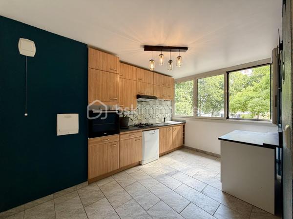 Un appartement fonctionnel offrant de beaux volumes, de nombreux rangements et un cadre de vie pratique au quotidien.

Situé au 2ᵉ étage avec ascenseur d’une résidence entretenue datant de 1973, cet appartement T3 de 67,36 m² bénéficie d’une situation pratique, à proximité du Super U Corgnac, du Parc des Sports, des commerces, des établissements scolaires et des transports en commun.

La résidence dispose d’un gardien, contribuant au bon entretien des parties communes et au confort des occupants.

L’appartement se distingue par une distribution agréable, une belle luminosité et des prestations recherchées.
Il se compose de :

- Une entrée avec accès à une buanderie indépendante
- Un WC séparé
- Une salle d’eau
- Un dégagement avec de grands placards offrant une belle capacité de rangement
- Une pièce de vie lumineuse ouvrant sur un balcon avec vue dégagée
- Une cuisine indépendante aménagée et équipée
- Deux chambres avec placards intégrés


Les atouts du bien :

✓ Appartement lumineux avec balcon
✓ Vue dégagée
✓ Résidence avec ascenseur et gardien
✓ Cave privative
✓ Double vitrage
✓ DPE classé C
✓ Chauffage collectif au gaz
✓ Nombreux rangements
✓ Charges maîtrisées
✓ Proximité des commerces, écoles et transports


Grâce à son agencement fonctionnel, ses équipements et son bon niveau de confort, cet appartement représente une opportunité intéressante aussi bien pour une résidence principale que pour un investissement locatif.

Un bien à découvrir pour apprécier ses volumes, sa luminosité et les nombreux avantages qu’il propose au quotidien.