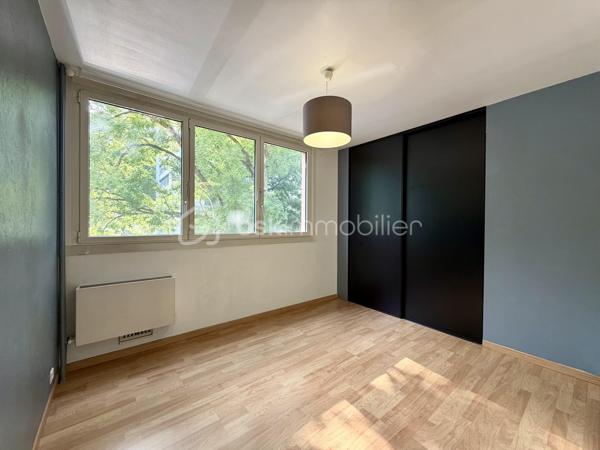Un appartement fonctionnel offrant de beaux volumes, de nombreux rangements et un cadre de vie pratique au quotidien.

Situé au 2ᵉ étage avec ascenseur d’une résidence entretenue datant de 1973, cet appartement T3 de 67,36 m² bénéficie d’une situation pratique, à proximité du Super U Corgnac, du Parc des Sports, des commerces, des établissements scolaires et des transports en commun.

La résidence dispose d’un gardien, contribuant au bon entretien des parties communes et au confort des occupants.

L’appartement se distingue par une distribution agréable, une belle luminosité et des prestations recherchées.
Il se compose de :

- Une entrée avec accès à une buanderie indépendante
- Un WC séparé
- Une salle d’eau
- Un dégagement avec de grands placards offrant une belle capacité de rangement
- Une pièce de vie lumineuse ouvrant sur un balcon avec vue dégagée
- Une cuisine indépendante aménagée et équipée
- Deux chambres avec placards intégrés


Les atouts du bien :

✓ Appartement lumineux avec balcon
✓ Vue dégagée
✓ Résidence avec ascenseur et gardien
✓ Cave privative
✓ Double vitrage
✓ DPE classé C
✓ Chauffage collectif au gaz
✓ Nombreux rangements
✓ Charges maîtrisées
✓ Proximité des commerces, écoles et transports


Grâce à son agencement fonctionnel, ses équipements et son bon niveau de confort, cet appartement représente une opportunité intéressante aussi bien pour une résidence principale que pour un investissement locatif.

Un bien à découvrir pour apprécier ses volumes, sa luminosité et les nombreux avantages qu’il propose au quotidien.