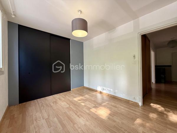 Un appartement fonctionnel offrant de beaux volumes, de nombreux rangements et un cadre de vie pratique au quotidien.

Situé au 2ᵉ étage avec ascenseur d’une résidence entretenue datant de 1973, cet appartement T3 de 67,36 m² bénéficie d’une situation pratique, à proximité du Super U Corgnac, du Parc des Sports, des commerces, des établissements scolaires et des transports en commun.

La résidence dispose d’un gardien, contribuant au bon entretien des parties communes et au confort des occupants.

L’appartement se distingue par une distribution agréable, une belle luminosité et des prestations recherchées.
Il se compose de :

- Une entrée avec accès à une buanderie indépendante
- Un WC séparé
- Une salle d’eau
- Un dégagement avec de grands placards offrant une belle capacité de rangement
- Une pièce de vie lumineuse ouvrant sur un balcon avec vue dégagée
- Une cuisine indépendante aménagée et équipée
- Deux chambres avec placards intégrés


Les atouts du bien :

✓ Appartement lumineux avec balcon
✓ Vue dégagée
✓ Résidence avec ascenseur et gardien
✓ Cave privative
✓ Double vitrage
✓ DPE classé C
✓ Chauffage collectif au gaz
✓ Nombreux rangements
✓ Charges maîtrisées
✓ Proximité des commerces, écoles et transports


Grâce à son agencement fonctionnel, ses équipements et son bon niveau de confort, cet appartement représente une opportunité intéressante aussi bien pour une résidence principale que pour un investissement locatif.

Un bien à découvrir pour apprécier ses volumes, sa luminosité et les nombreux avantages qu’il propose au quotidien.